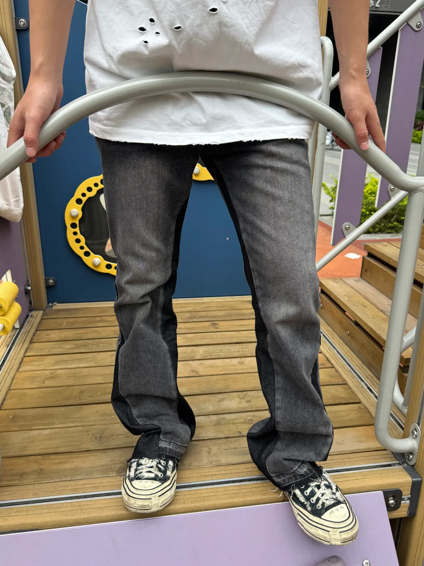 -Size upper body P246#G990 GALLERY DEPT denim bell-bottoms washed distressed spliced ​​denim jeans. During the process, the owner of the denim washing plant helped introduce a boss who once worked for Levi's foundry and started his own business. This also paved the way for the following styles. Therefore, Levi's remodeled single product for the base plate is really familiar. Whether it is the fabrics supplied or the lathes used in production, there is nothing to choose from. -Color: Black -Size: S-XXL (corresponding to 28-36)